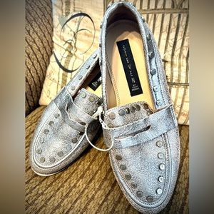 𝕊𝕥𝕖𝕧𝕖 𝕄𝕒𝕕𝕕𝕖𝕟 Metallic, Leather Loafers. Silver w/stud accents. NWOT